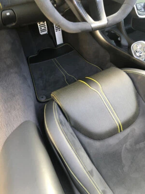 Alfombrillas Mclaren 570S Alcantara personalizadas Foto 1 de 2
