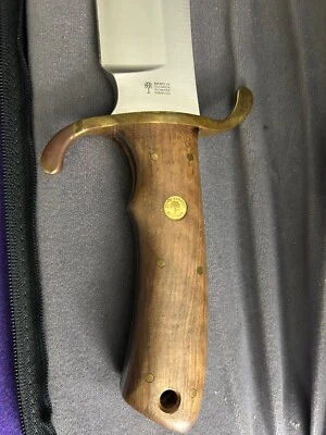 Cuchillo de caza fijo Boker 7", empuñadura de madera, protector de latón, con estuche de nylon negro.  Foto 1 de 4