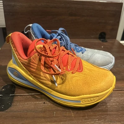 Under Armour Niños Curry 12 What The Bay, Estilo #6006147-453, Talla 1Y, Multicolor Foto 1 de 4