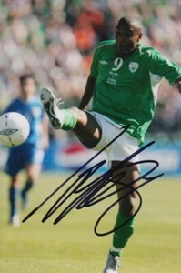 FOTO FIRMADA A MANO CLINTON MORRISON 6X4 - AUTÓGRAFO DE FÚTBOL REPÚBLICA DE IRLANDA - Imagen 1 de 1