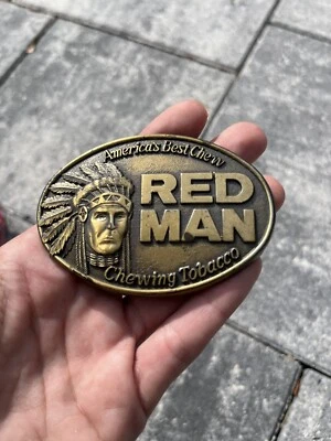 Fivela de cinto vintage 1988 Red Man mastigando tabaco oval The Pinkerton Co. RED MAN - Imagem 1 de 4