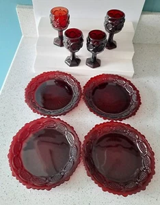 Bicchieri Avon Rosso Rubino Cape Cod lotto 8 pezzi 4 calici e 4 piatti pranzo - Foto 1 di 5