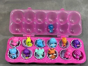 MINI FIGUREN HATCHIMALS COLLEGGTIBLES MIT KARTONKOFFER ROSA + 1 FIGUR 1 DOCEN - Bild 1 von 10