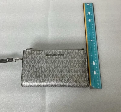 Muñequera Michael Kors Jet Set Viaje Doble Cremallera Cuero Plateado Logo Metálico Foto 1 de 4