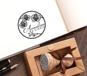 Estampilla corona floral de orquídeas ex libris regalos personalizados hechos a mano en caja especial - Imagen 1 de 6