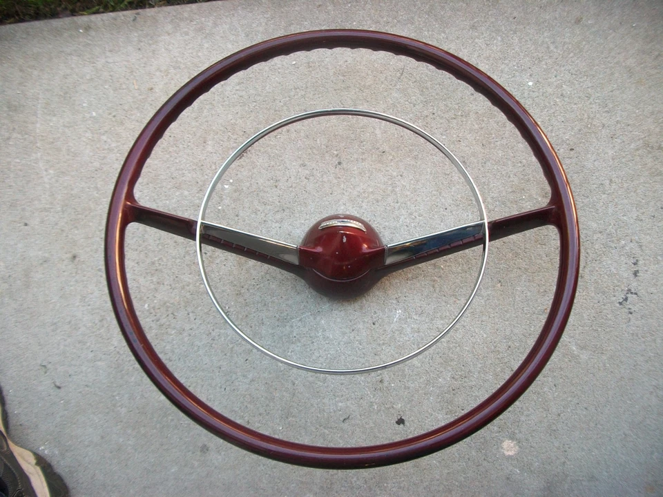 Chevrolet 210 150 Nomad 1955 1956 bonito volante con un emblema casi nuevo de stock Foto 1 de 4