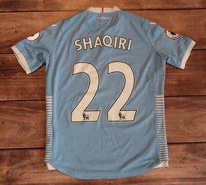 ✅Macron Football Shirt Stoke City Shaqiri #22 Away Fußball Trikot, Jungen Gr. L - Bild 1 von 20
