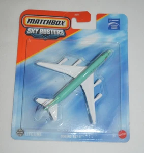 MATCHBOX 2025 SKY BUSTERS 11/32 - BOEING 747-8 GREEN AND WHITE - Picture 1 of 3