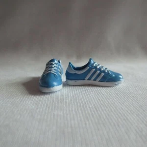 NEU Barbie inspirierende Damen Billie Jean King Tennisspieler Puppe blau Sneaker Schuh - Bild 1 von 1