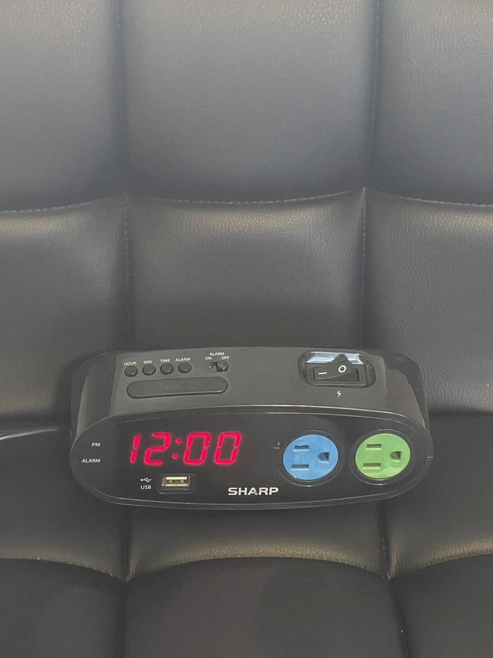 Display digital Sharp SPC136 multi plugue LED despertador USB e tomadas elétricas - Imagem 1 de 1