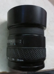 Yashica AF 28-70mm 1: 3.5-4.5 52mm Lens with hood - Picture 1 of 3