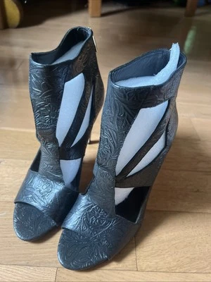 Rachel Roy Makena черный с заклепками лодыжки ремень на танкетке сандалии размер 8,5 новый в коробке $109 - Изображение 1 из 4