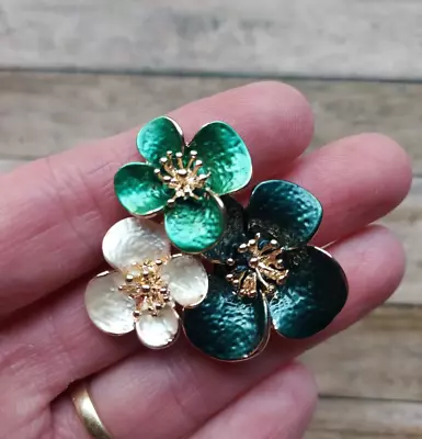 MAGNETIC BROOCH Green, Ivory and Gold-tone Flower Brooch. Magnetic scarf pin. - Image 1 of 4