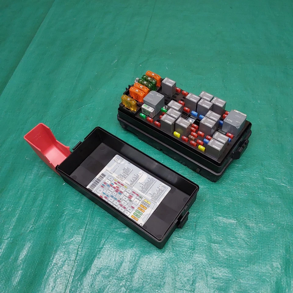 Caja de conexiones de fusibles debajo del asiento trasero Cadillac Deville 2000-2005 OEM 15410962 Foto 1 de 4