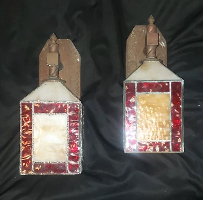 Par de apliques de vitrales con placas traseras de bronce ornamentado Foto 1 de 4