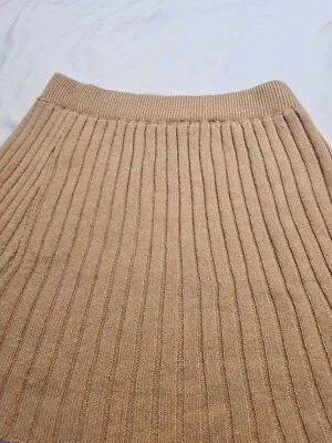 Falda acanalada acampanada de mango Foto 1 de 4