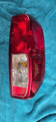 Luz trasera derecha lado pasajero Nissan Frontier 2005-2014 TYC Foto 1 de 2