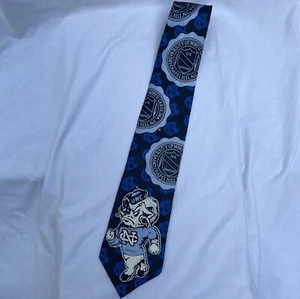 Cravatta da uomo Bold University of North Carolina Tar Heels 100% seta 55x3,75 USA - Foto 1 di 5