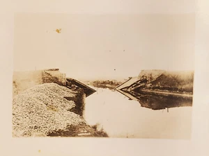 Foto del Cuerpo de Señales de Estados Unidos de la Primera Guerra Mundial del puente destruido tendido en el río - Imagen 1 de 3