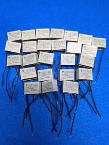 Cantidad (25) Condensador de supresión Vishay MKT .33uF, 440VAC, 1000VDC, 20% X1 con cables - Imagen 1 de 4