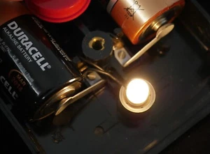 CALIENTE 3V Base Tornillo (E10) Bombilla LED como Nº 14 para espectadores (Realista, View-Master) - Imagen 1 de 3