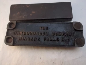 Piedra de afilar de carborundo en caja de metal temprano caja de acero fundido piedra de aceite - Imagen 1 de 11