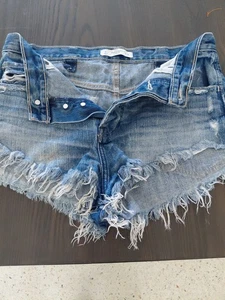 Abercrombie & Fitch Distressed Frayed Denim Shorts Jean in Blue Wash Sze 6 / W28 - Picture 1 of 6