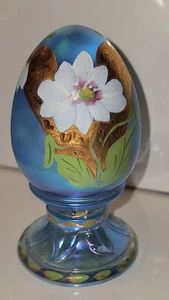Vintage Fenton blau Blumen handbemalt 3 1/2" Glas Standfuß Ei Briefbeschwerer - Bild 1 von 4