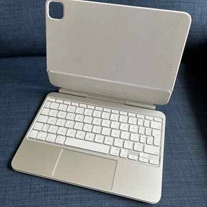 GENUINE APPLE IPAD PRO 11” M4 2024 MAGIC KEYBOARD CASE WHITE ORIGINAL MWR03B/A - Photo 1/8