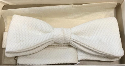 Pajarita formal marca Society corbatas de seda color crema tela gofre caja original Foto 1 de 4