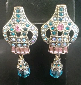 Orecchini pendenti Heidi Daus non firmati con strass rossi blu e verdi 2,5" L 1,25 W - Foto 1 di 4