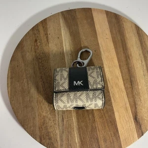 Michael Kors Air Pod Case With Silver Clasp - Picture 1 of 7