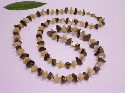 PERLMUTTKETTE / HALSKETTE AUS PERLMUTT STÜCKCHEN & GLASPERLEN / GELB: 77 cm lang - Bild 1 von 4