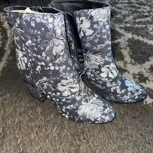 Neu Merona Damen Denim blau silber Blumen Brokat ARIE Stiefeletten Größe: 9 - Bild 1 von 12