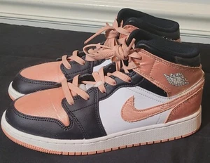 AIR JORDAN 1 MID LIGHT MADDER ROOT GS (GRADE SCHOOL) DM9077-108 SIZE 7Y - Picture 1 of 11