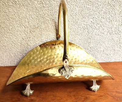 Antiguo soporte para troncos de latón/copero de interior, carrito de leña/leña, pies estilo carcasa, Foto 1 de 4