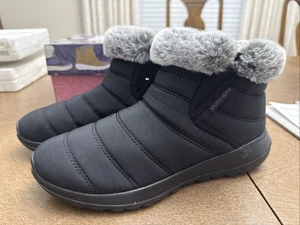 NUOVI stivali Skechers da donna taglia 8 go walk raffreddati ad aria tappetino goga nero pelliccia sintetica - Foto 1 di 10
