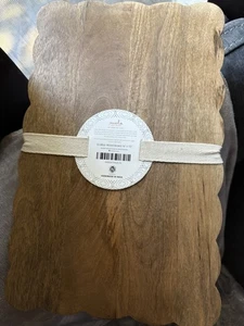 Mela Artisans Schneidebrett mit gewelltem Rand Mangoholz 16 x 10 NEU Wurstwaren - Bild 1 von 4