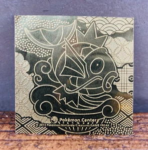 (EX) Adesivo Magikarp Pokemon Center Nagoya Limited Gold 2013 Nintendo - Foto 1 di 6