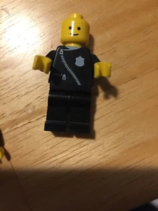 Lego Police Mini Figure in sets: 1063,6522,6386,381, 588,645,6684,6384,6308 - Picture 1 of 2