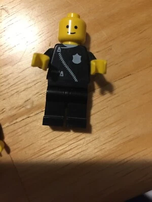 Lego Police Mini Figure in sets: 1063,6522,6386,381, 588,645,6684,6384,6308 - Image 1 of 2