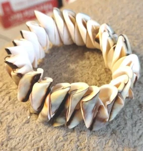 Braccialetto elasticizzato conchiglia tromba arrotolata - Foto 1 di 10
