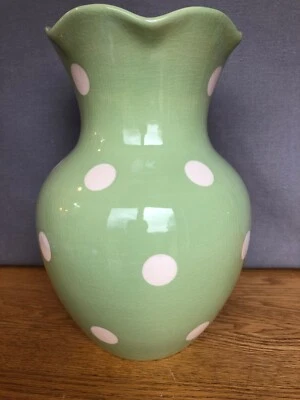Florero verde claro con lunares blancos borde festoneado de Hallmark Foto 1 de 4