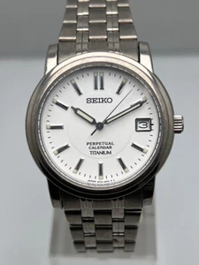 Vintage Seiko Perpetual Calendar Titan Quarz weißes Zifferblatt Herren Armbanduhr - Bild 1 von 10