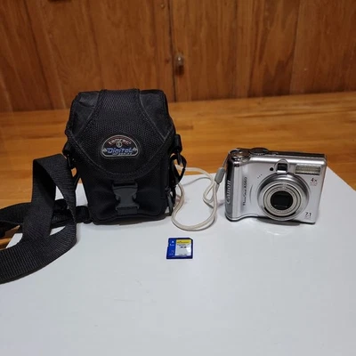 Canon Power Shot A560 Camera Tested Working 4X Optical Zoom 7.1 Megapixels  - Image 1 of 4