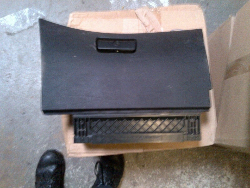 01-05 BMW 3 SERIES PASSENGER RIHGT SIDE GLOVE BOX CONTAINER - Image 1 of 1