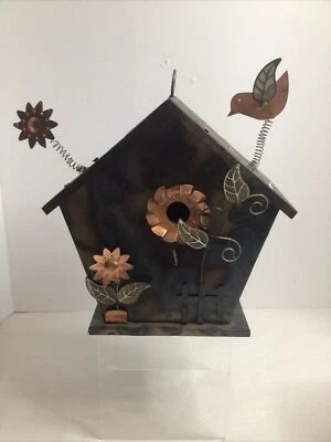 Birdhouse Whimsical Metal Indoor/Outdoor Décor with Wired Flowers & Leaves Foto 1 de 4