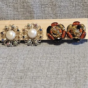 Vintage Beautiful Clip On Earrings Flower Faux Pearl Stones Lot Of 2 Multicolor - Picture 1 of 8