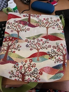Bolso de Mano Hecho a Mano Tejido Tapiz Tela ` Árboles en la Colina ` 11 x 13 cms - Imagen 1 de 3