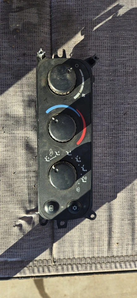 Módulo de control de climatización para Dodge Ram 2500 2002-2005 2003 2004 WJ786PT 2002-2005 Foto 1 de 3